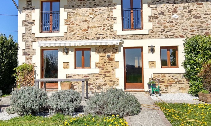 Le Lindois Cottage | Beautiful former haybarn with pool, gym & sauna in the Charente countryside
