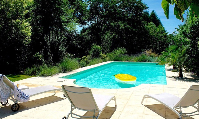 Saint-Sulpice-les-Feuilles House | Beautiful private villa for 9 people with WIFI, hot tub, private pool, TV, patio and pets allowed