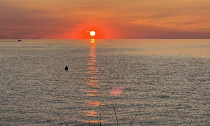 South Haven House | Beautiful garden and Lake Michigan Access Retreat with Private Beach/Kayak ramp