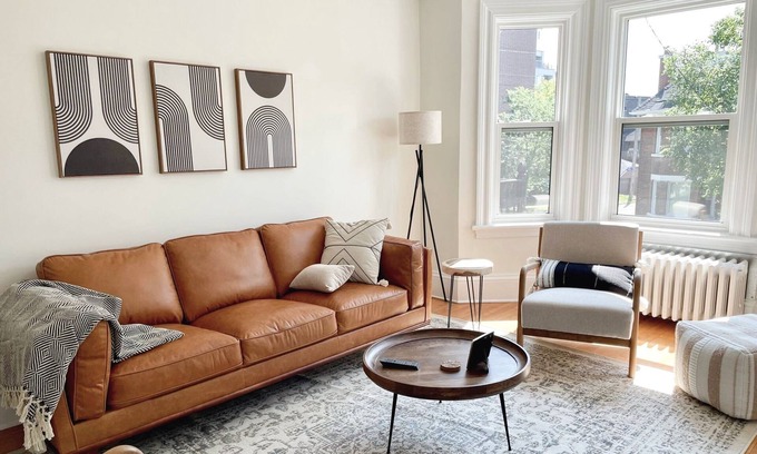 Glebe Apartment | Beautiful Glebe 2 story apartment with 2 parking spots