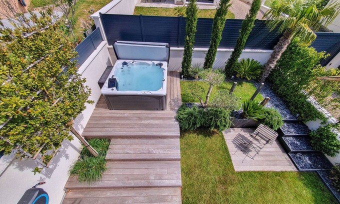 Orgeval Bed & Breakfast | ⭐Beautiful guest room with garden and jacuzzi⭐
