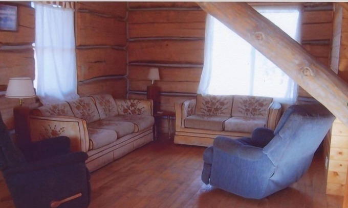 Silver Star Cabin | Beautiful Hand Built Log Cabin with Private Fishing