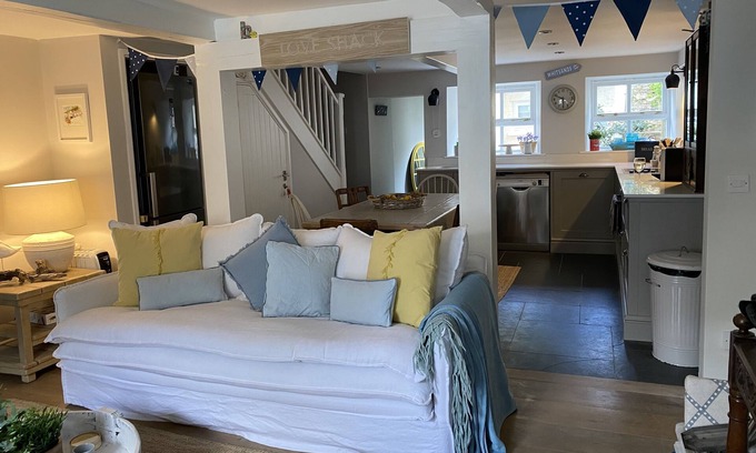 Cawsand Cottage | Beautiful Holiday Cottage next to beach in Cawsand, SE Cornwall - dog friendly!