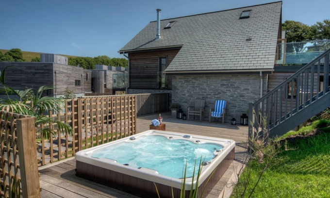 Talland House | Beautiful holiday home with hot tub, just a walk away from Talland beach.