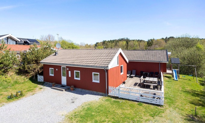 Lyngsbæk Strand House | Beautiful home in Ebeltoft with sauna