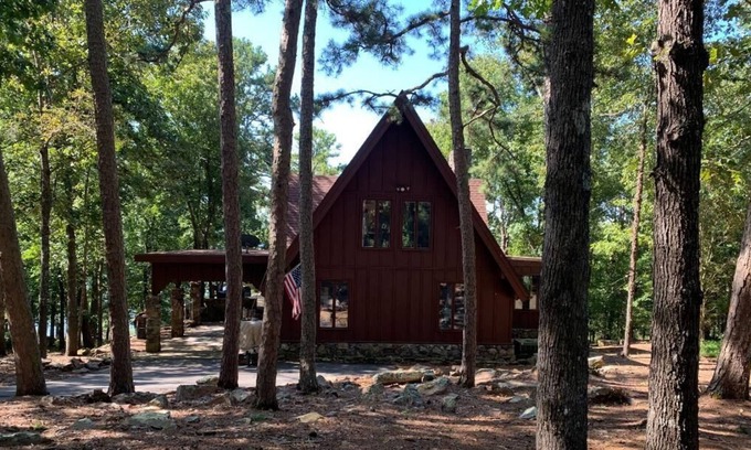 Edgemont House | Beautiful Home on the Lake