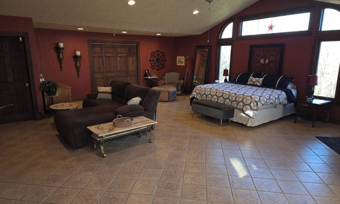 Cobden House | Beautiful home on the wine trail. Pool, cooks kitchen, incredible master suite