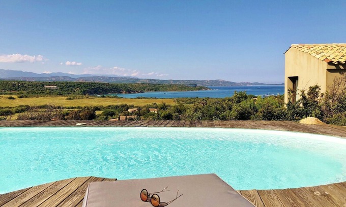 Bonifacio House | Beautiful house 8 people facing the Gulf of Sant'Amanza with swimming pool