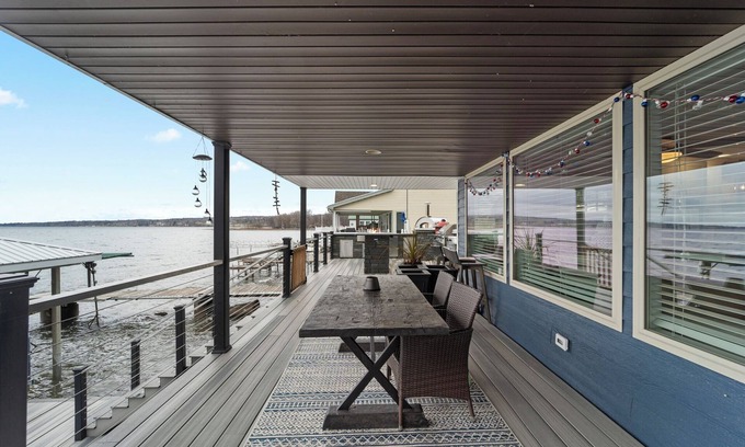 Town of Ledyard Cottage | Beautiful lake house right on Cayuga Lake in Aurora NY
