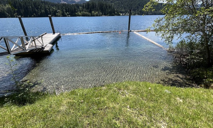 Youbou House | Beautiful lakefront house with private dock