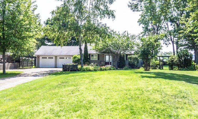 Port Rowan House | Beautiful Lakehouse in Port Rowan overlooking Lake Erie