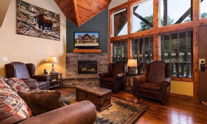 Reeds Spring Cabin | BEAUTIFUL LODGE with 7 Master Suites! By Pool!