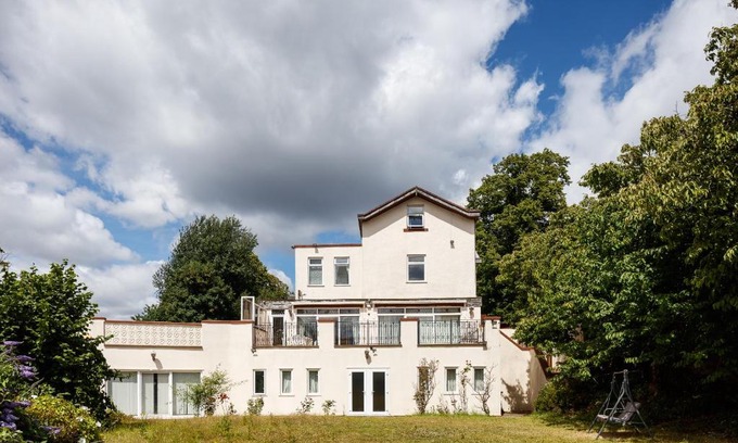 Salford Villa | Beautiful 'Mayfield' Villa with private pool!