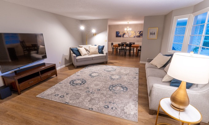 Cal Young House | Beautiful Midcentury modern 4 bedroom home