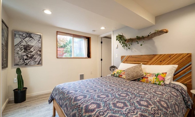 Woodlawn Apartment | Beautiful Modern Apt in historic Victorian