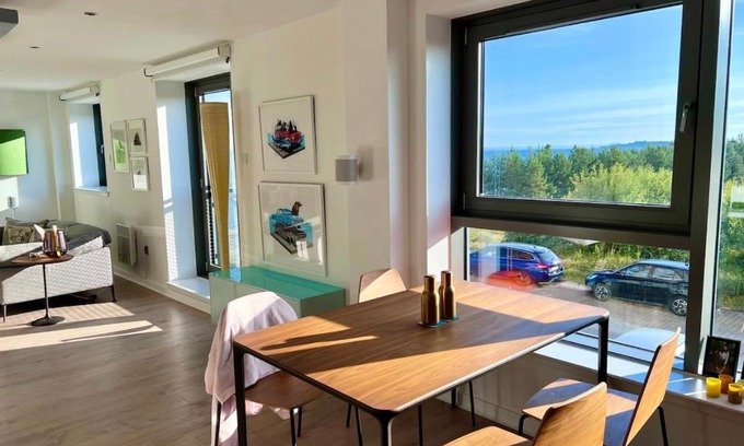 Newhaven Apartment | Beautiful modern sea-side apartment in the city