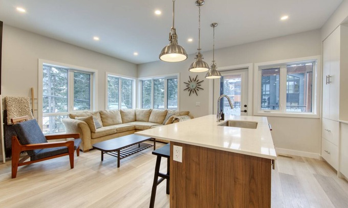 East Kootenay House | Beautiful, modern Slopeside 5 bedroom townhome