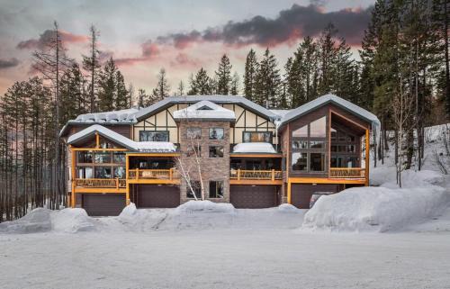 Whitefish House | Beautiful Mountain Modern Home 4Bedroom Spa