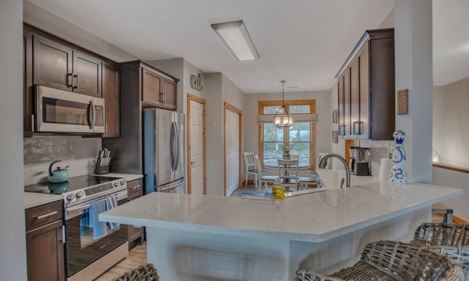 Mountain Air Condo | Beautiful Mountain Views-Comfortable and Stylish Home- by Sunscape Property Management