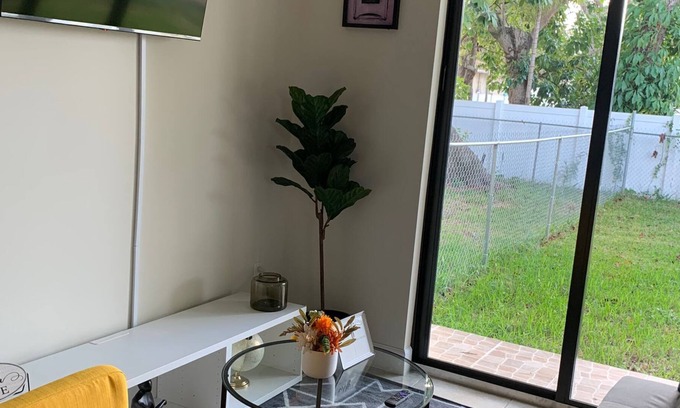 Gladeview Apartment | Beautiful NEW Duplex