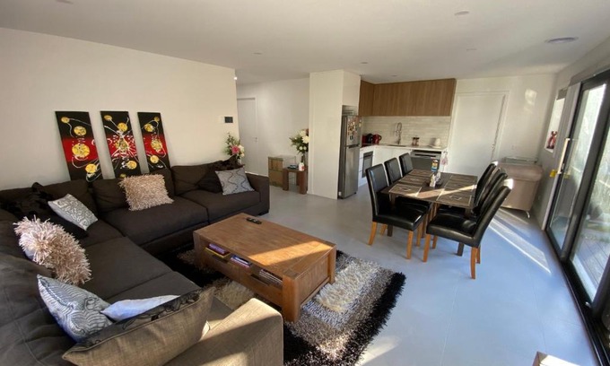 Safety Beach House | Beautiful New Holiday Place 5 Mins To Beach With Kitchen And Office Nook