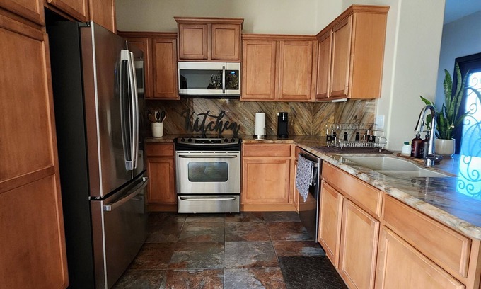 Stetson Valley House | Beautiful, Peaceful, Home away from Home -Perfect for 4 people and Pet Friendly!