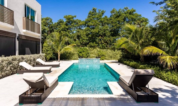 Grace Bay Apartment | Beautiful Property- Walk to Beach! -CV41-1