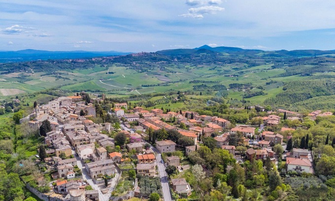 Montefollonico House | Beautiful private villa for 5 guests with WIFI, A/C, TV, patio, pets allowed and panoramic view