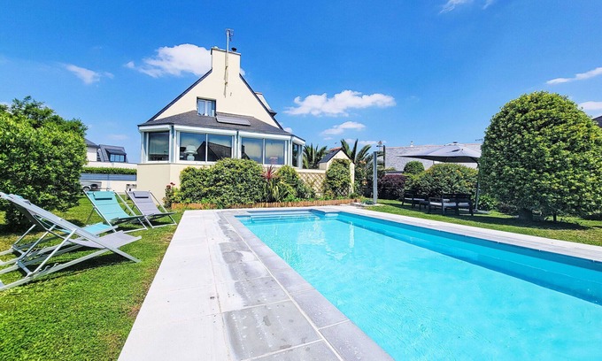 Auray Quiberon Terre Atlantique House | Beautiful private villa for 8 guests with WIFI, private pool, TV, terrace, pets allowed and park.