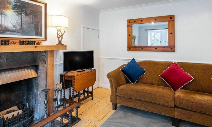 Invermoriston House | Beautiful private villa for 4 guests with WIFI, TV, patio and parking