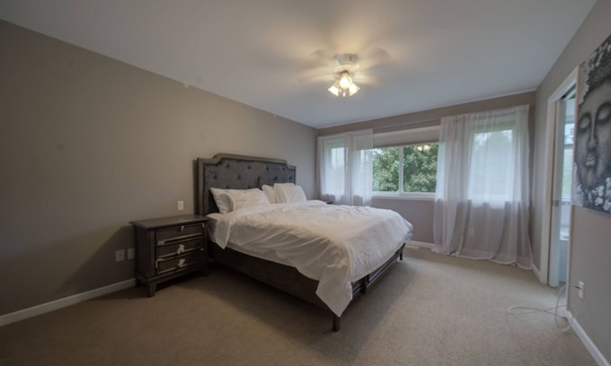 Langley House | Beautiful private 4 bedroom home on acreage - King sized bed!