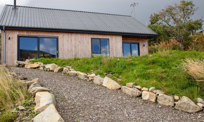 Breakish House | Beautiful private villa for 2 people with WIFI, TV, terrace, pets allowed and parking