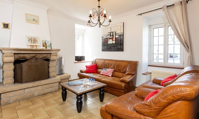 Cherrueix House | Beautiful private villa for 10 guests with WIFI, TV, terrace and pets allowed