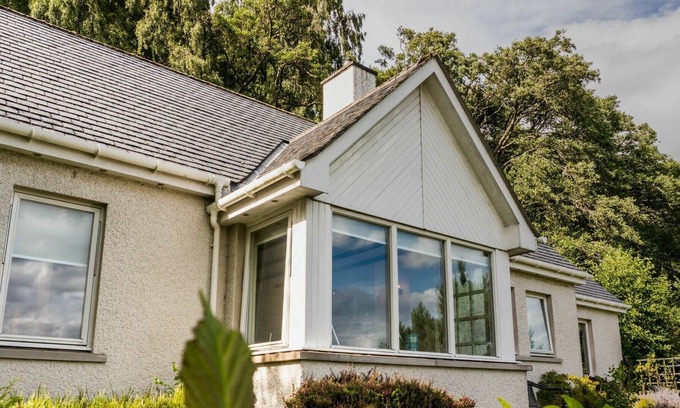 Lewiston House | Beautiful private villa for 2 guests with WIFI, TV, pets allowed and parking