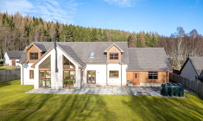Aviemore Villa | Beautiful private villa for 8 people with WIFI, TV, patio and parking