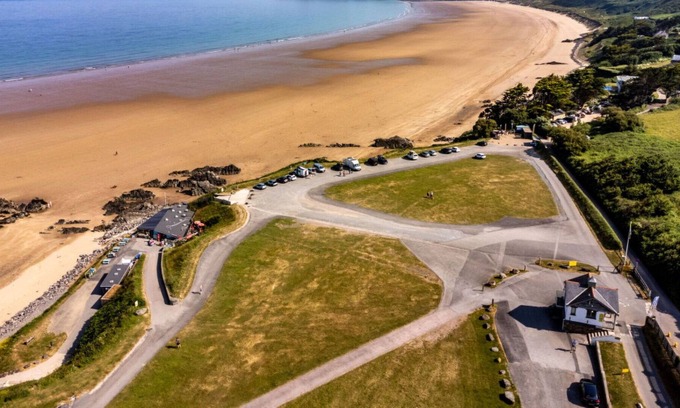 Putsborough Villa | Beautiful private villa for 6 guests with WIFI, TV, patio and parking