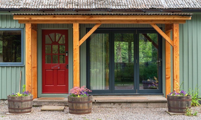 Beauly House | Beautiful private villa for 4 people with hot tub, WIFI, TV, pets allowed and parking