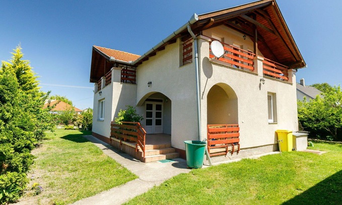 Balatonfenyves House | Beautiful private villa for 10 guests with WIFI, A/C, TV, patio, pets allowed and parking