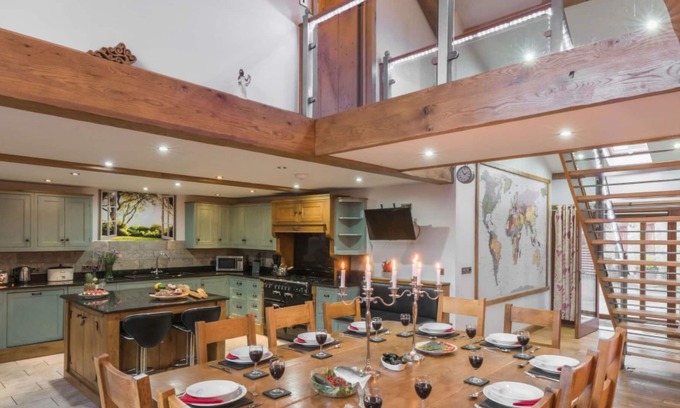 Brecon House | Beautiful private villa for 8 guests with WIFI, TV, patio, panoramic view and parking