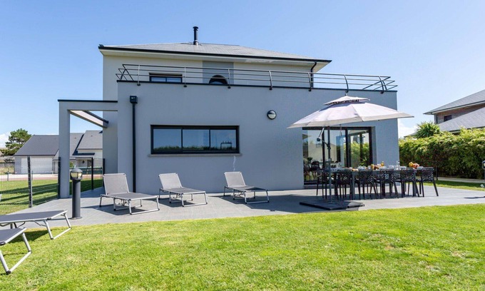 Pirou House | Beautiful private villa for 10 people with WIFI, TV, terrace and pets allowed