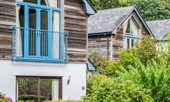 Carnon Downs House | Beautiful private villa for 4 guests with WIFI, pool, TV and pets allowed