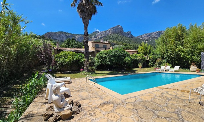 Le Revest-les-Eaux Villa | Beautiful Provencal villa with swimming pool close to the sea.