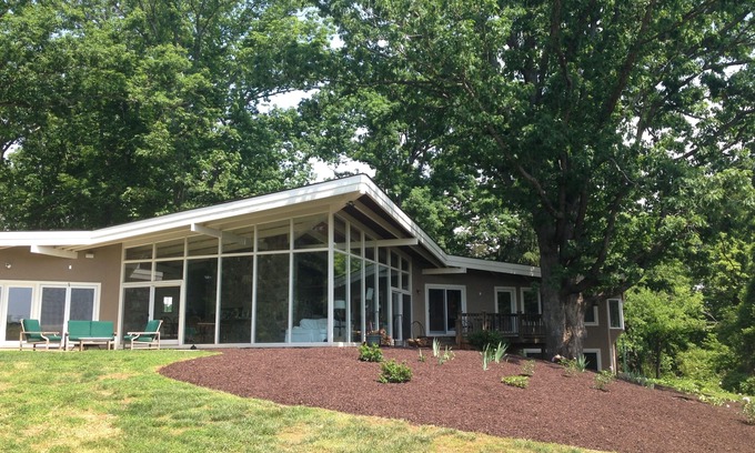 Charlottesville House | Beautiful, Relaxing Getaway for Family and Friends