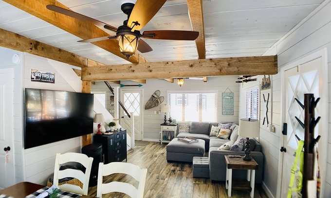 McCall House | Beautiful Remodeled Dog-Friendly In-Town 3/2 Cabin