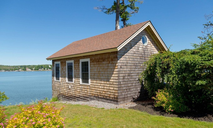 Edgecomb Cottage | Beautiful River front 1 bedroom Cottage