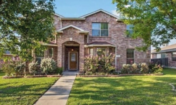 Royse City House | Beautiful*Royse City large Home Sleeps 15-18