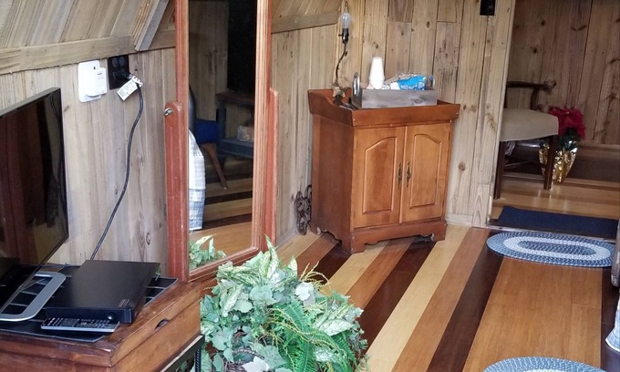 Fort Pierce Villa | Beautiful Rustic Decor - The Den