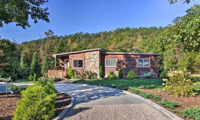 Rutherfordton Cabin | Beautiful Rutherfordton Retreat w/ Fire Pit!