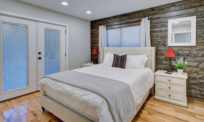 Bristol House | Beautiful Spacious 3 BR Home Near Shops & Hospital