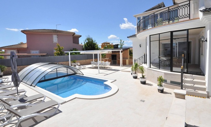 Marratxi House | Beautiful spacious holiday home for families with a big swimming pool and garden - Free Wifi